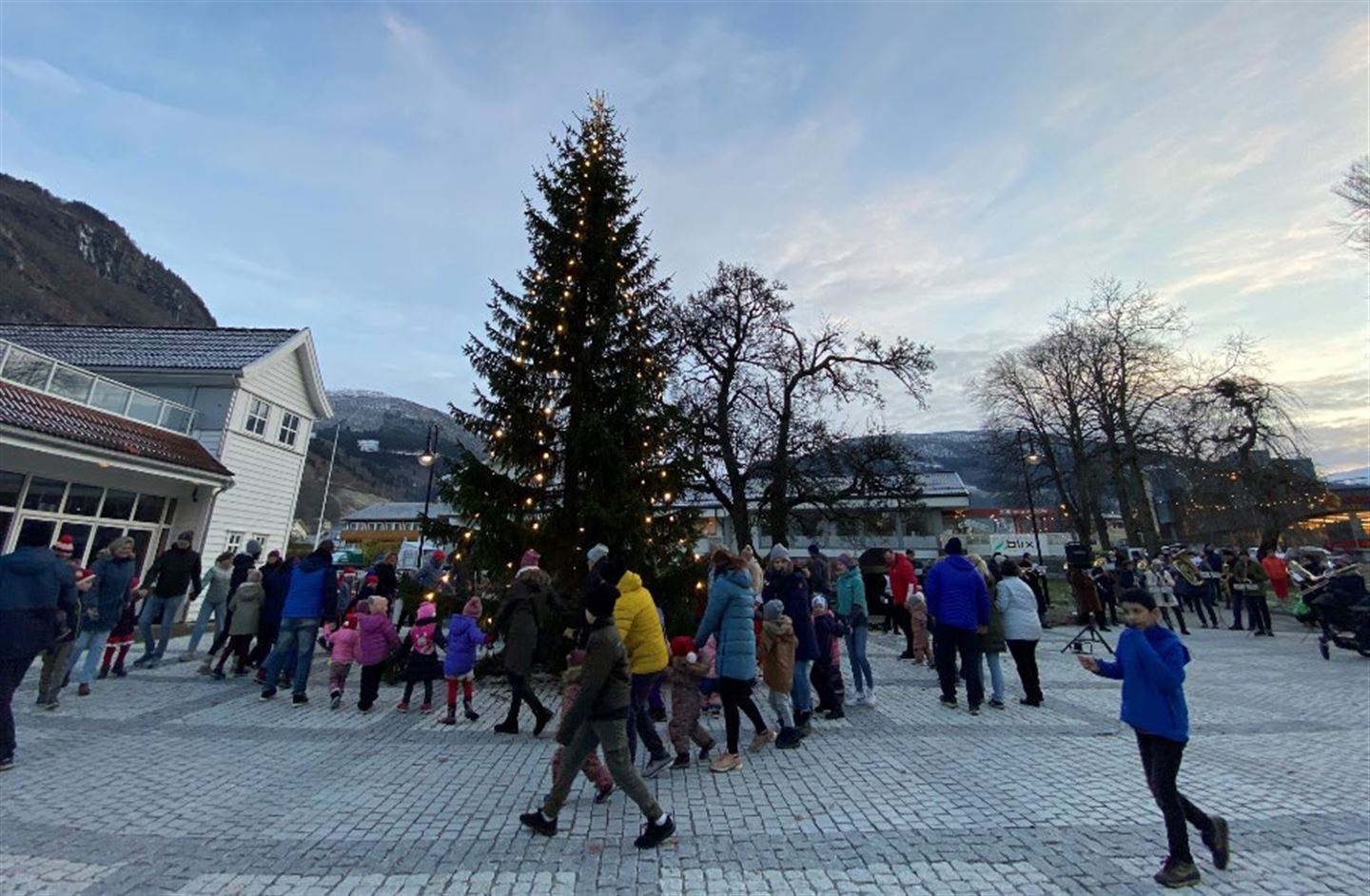 Biletet viser julegrantenninga på torget i 2021.




