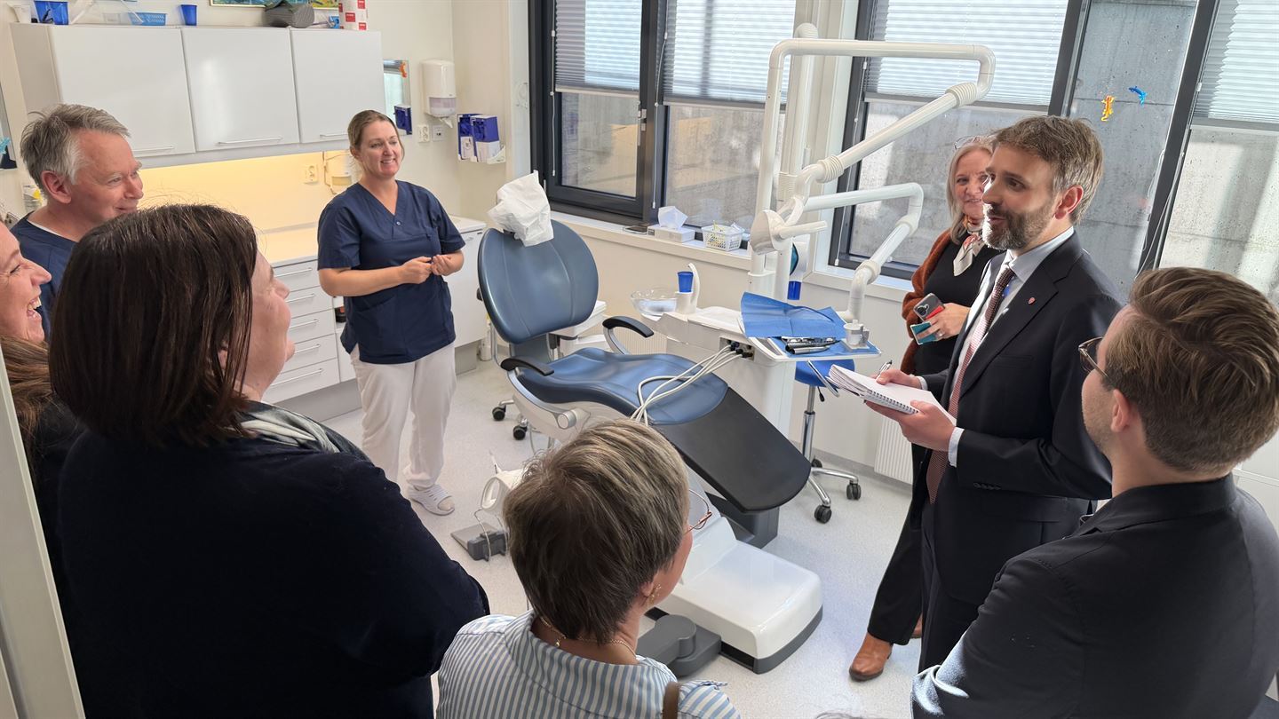 Helse- og omsorgsminister Jan Christian Vestre lyttar interessert når dei tilsette fortel om kva som blir viktig å prioritere framover. 
