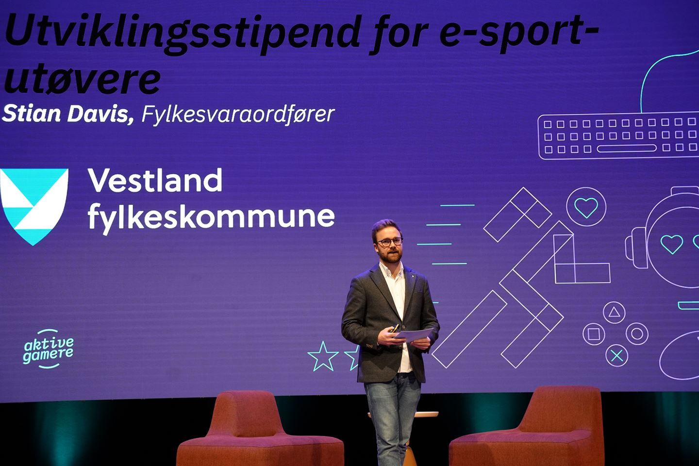 STRATEGI: – Målet til Vestland fylkeskommune er å legitimere e-sport og gaming som aktivitetar for alle. Eg håpar fleire nominerer utøvarar dei kjenner i miljøet sitt eller i klubben sin til stipendet til neste år, seier Stian Davies. Foto: Andreas C. Kjærland / Vestland fylkeskommune